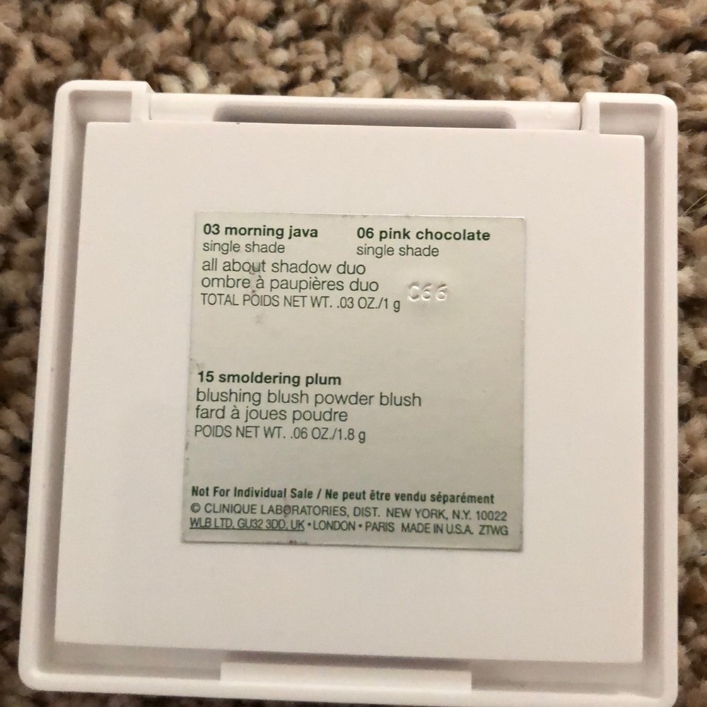 Brand new Clinique eye shadow and blush combo - Picture 3 of 3